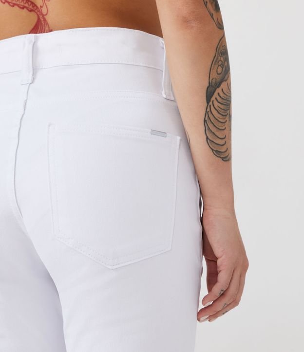 Pantalón Skinny en Sarga con Cintura Mediana y Bolsillos Blanco 5