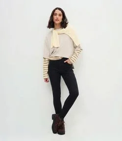 Calça Skinny Jeans com Cintura Alta e Bolsos
