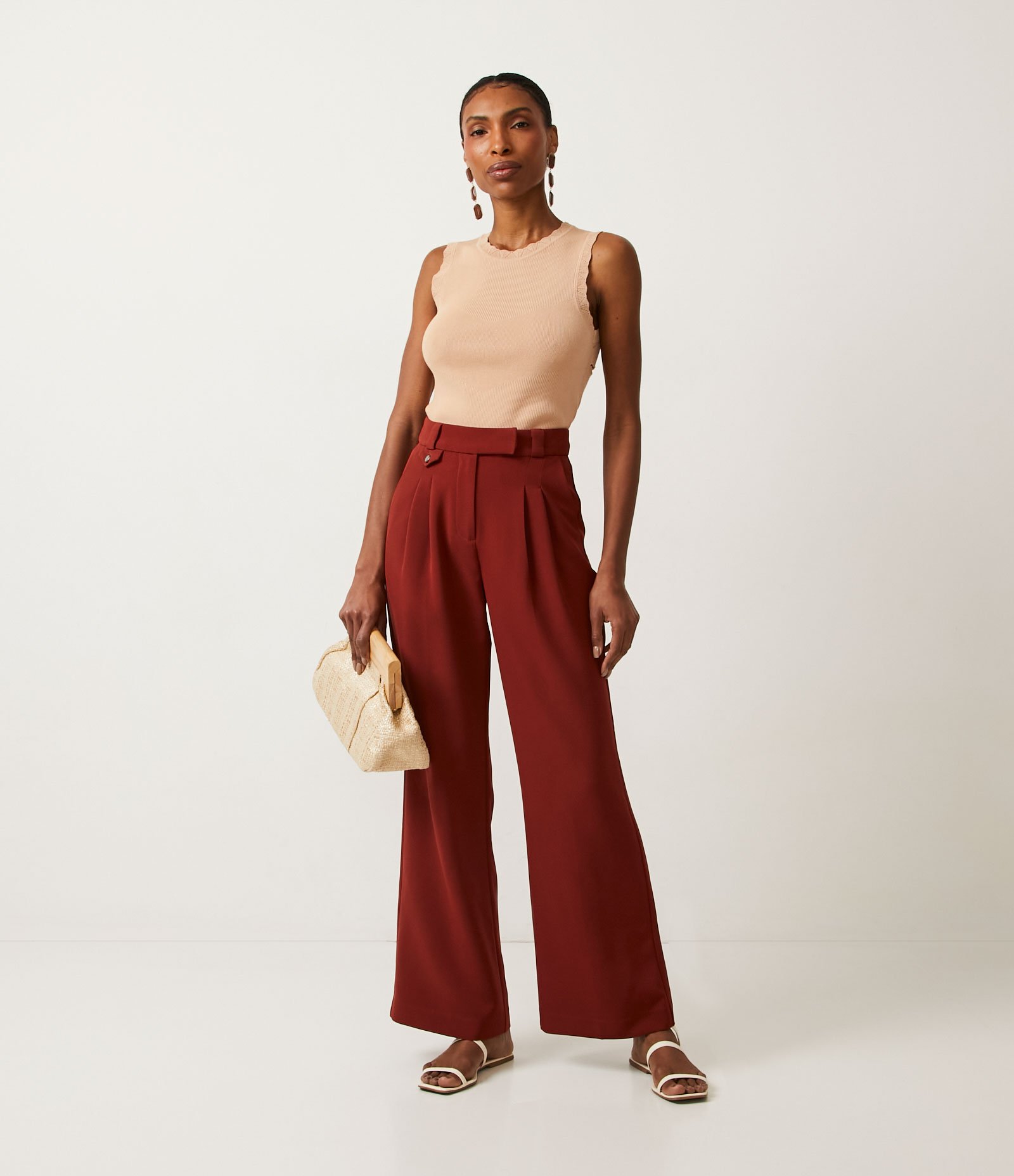 Blusa Regata em Viscose com Ponto Trabalhado na Gola e Cavas Bege 2