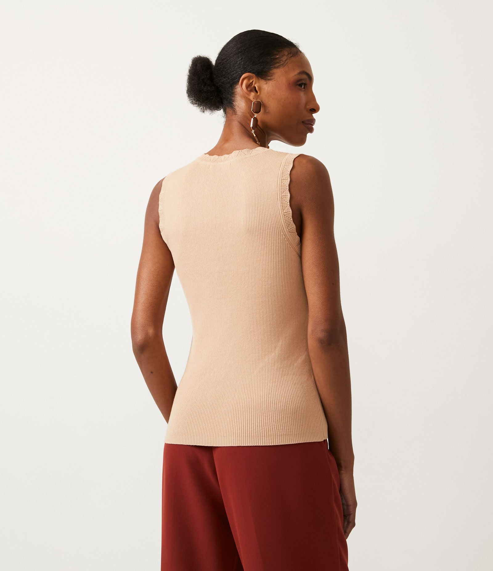 Blusa Regata em Viscose com Ponto Trabalhado na Gola e Cavas Bege 3