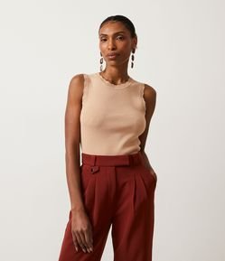 Blusa Regata em Viscose com Ponto Trabalhado na Gola e Cavas