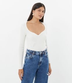 Blusa em Tricô com Decote Coração e Recortes Frontais