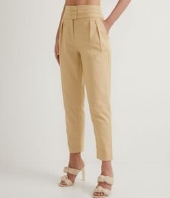 Calça Cenoura em Algodão com Pregas no Cós