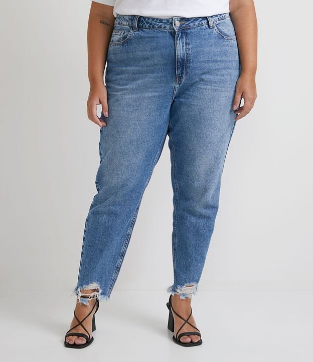 Calça Mom Jeans com Puído na Barra Curve & Plus Size