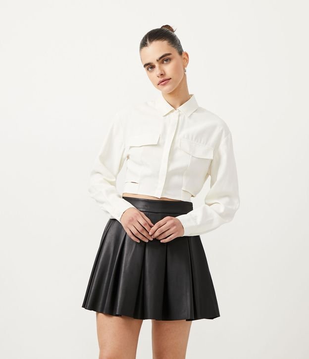 Camisa Cropped em Viscose com Recortes Vazados Laterais