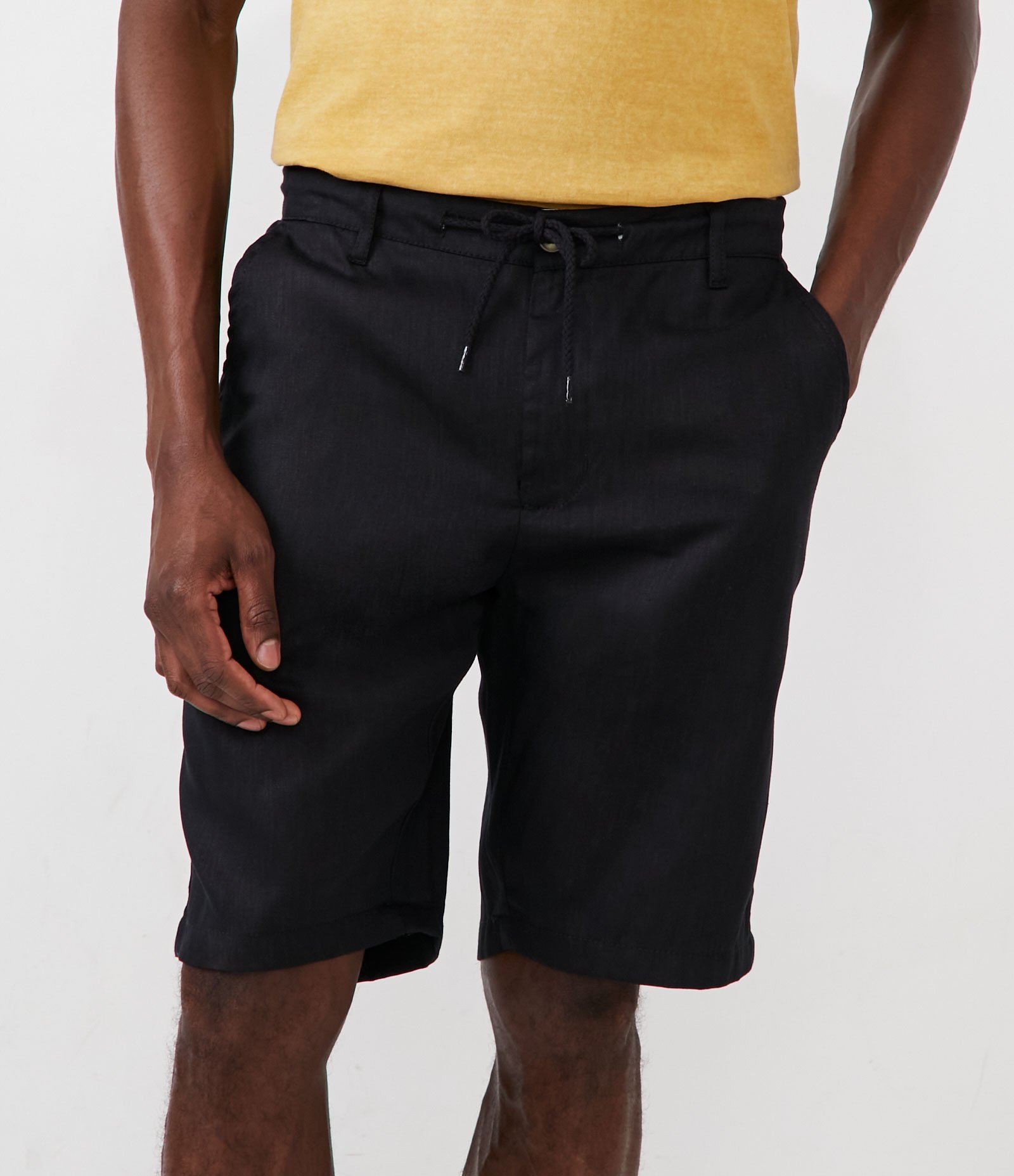 Bermuda em Linho com Bolsos e Ajuste em Ilhós Preto 2