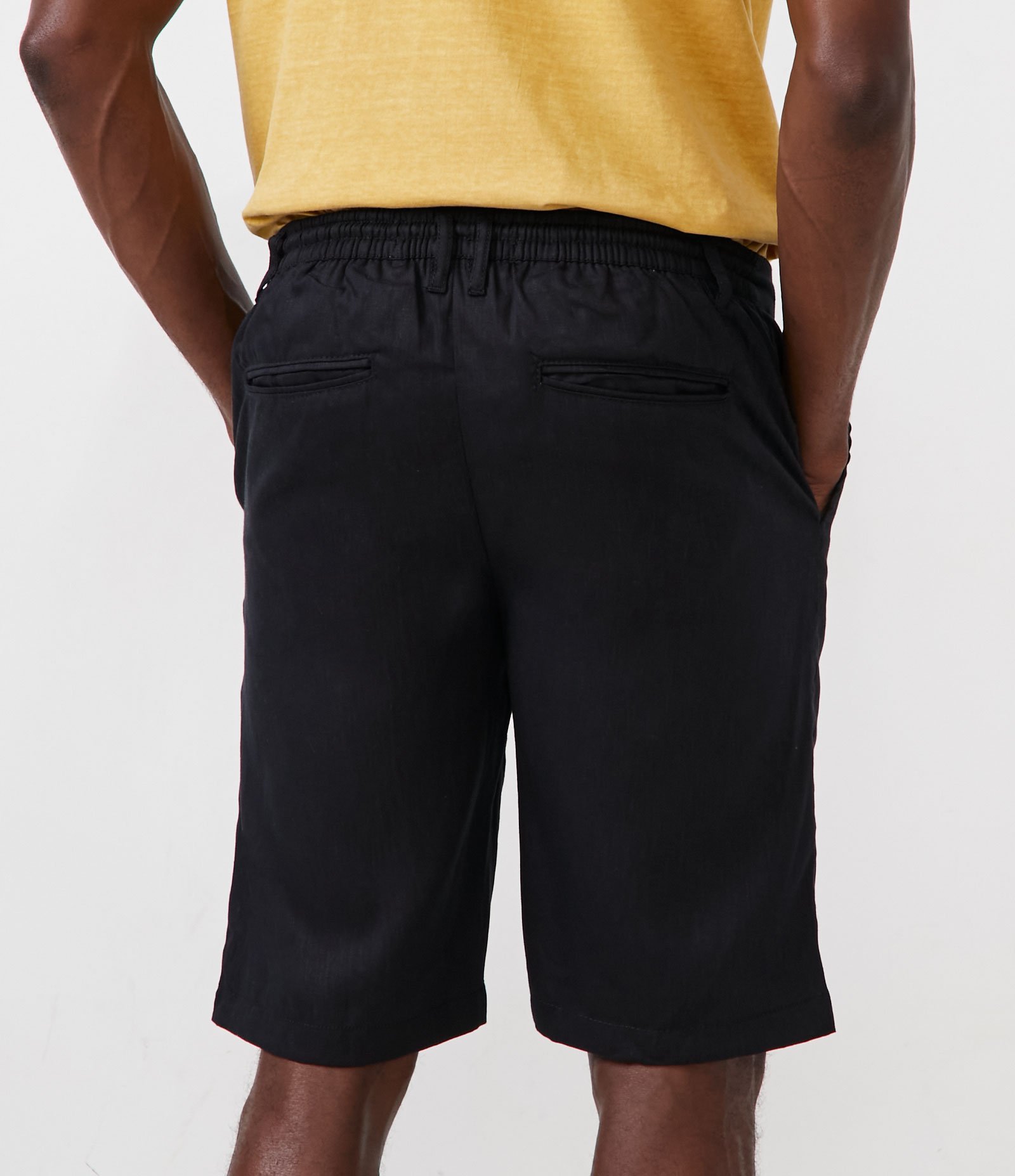 Bermuda em Linho com Bolsos e Ajuste em Ilhós Preto 3