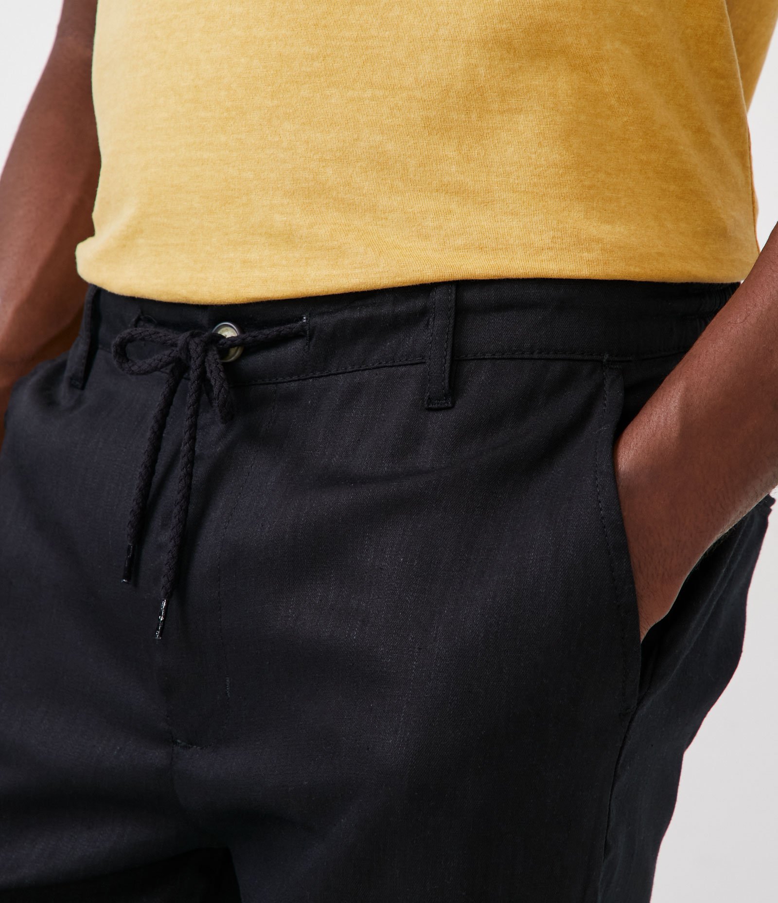 Bermuda em Linho com Bolsos e Ajuste em Ilhós Preto 4