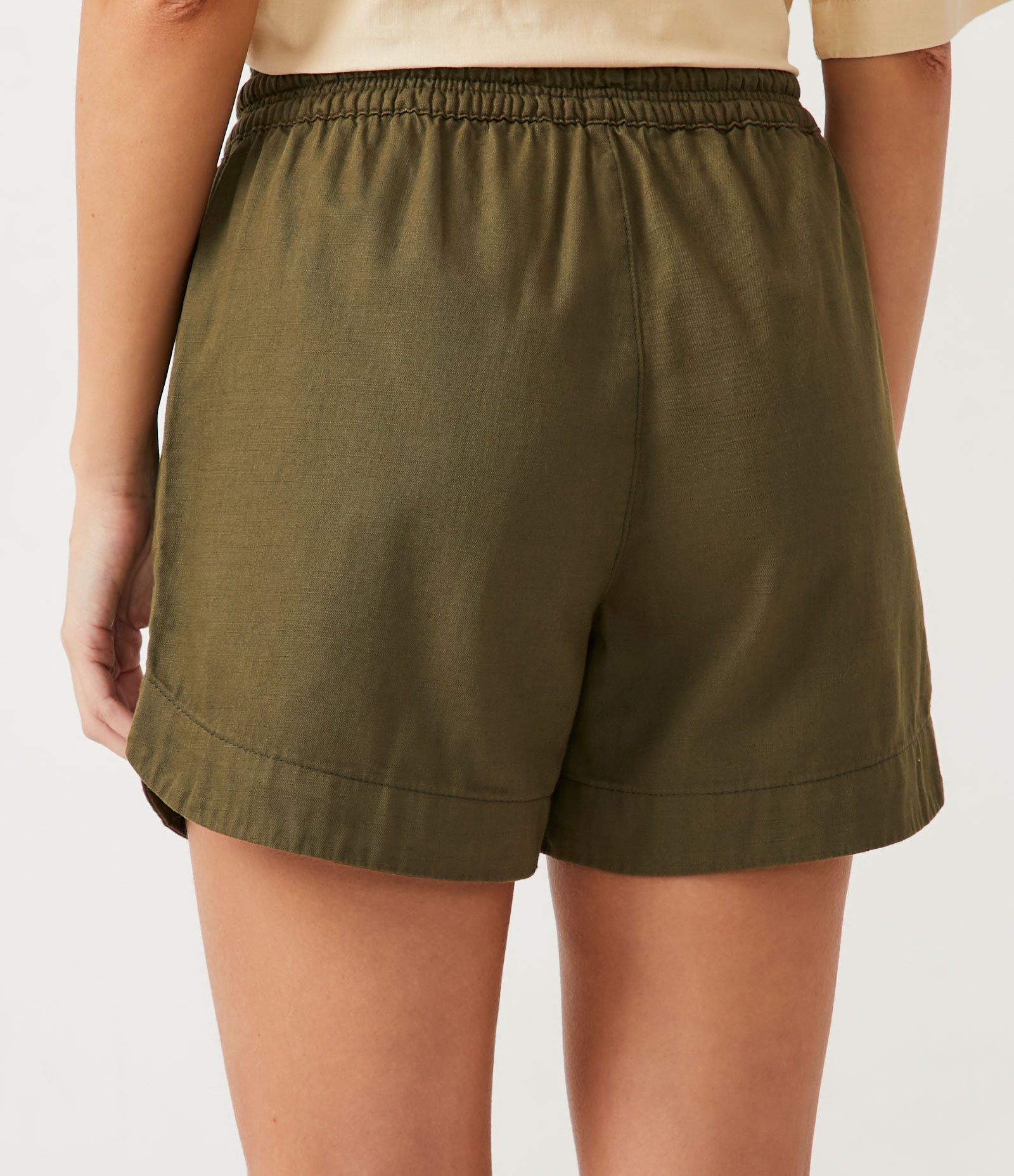 Short Runner em Liocel com Bolsos Aplicados Verde Militar 3