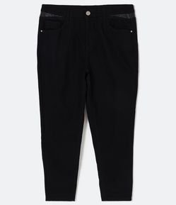 Calça Mom em Sarja com Detalhe de Material Sintético Curve & Plus Size