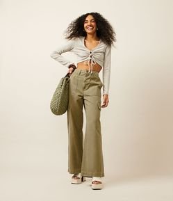 Calça Wide Leg em Sarja com Passantes Diferenciados e Bolsos Cargo