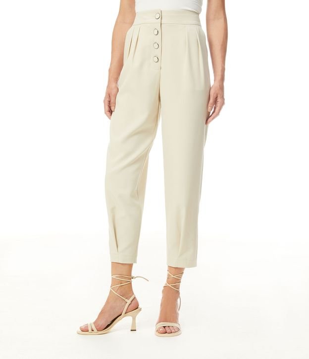 Pantalón Zanahoria con Abotonado Frontal y Barra Ajustada Beige 1