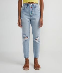 Calça Mom Jeans com Puídos e Vista de Botões