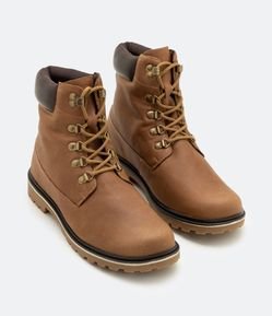 Bota em Couro Cano Médio com Passantes em Metal