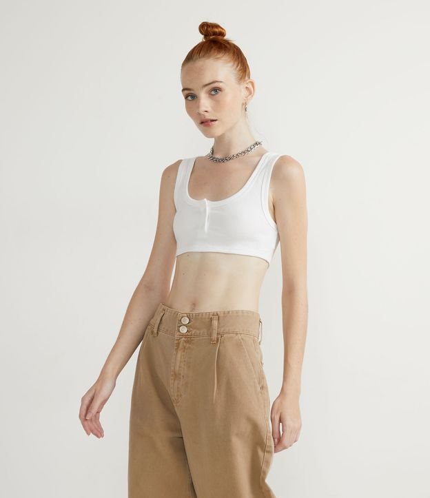 Blusa Regata Cropped em Viscose Canelada com Botões Frontais