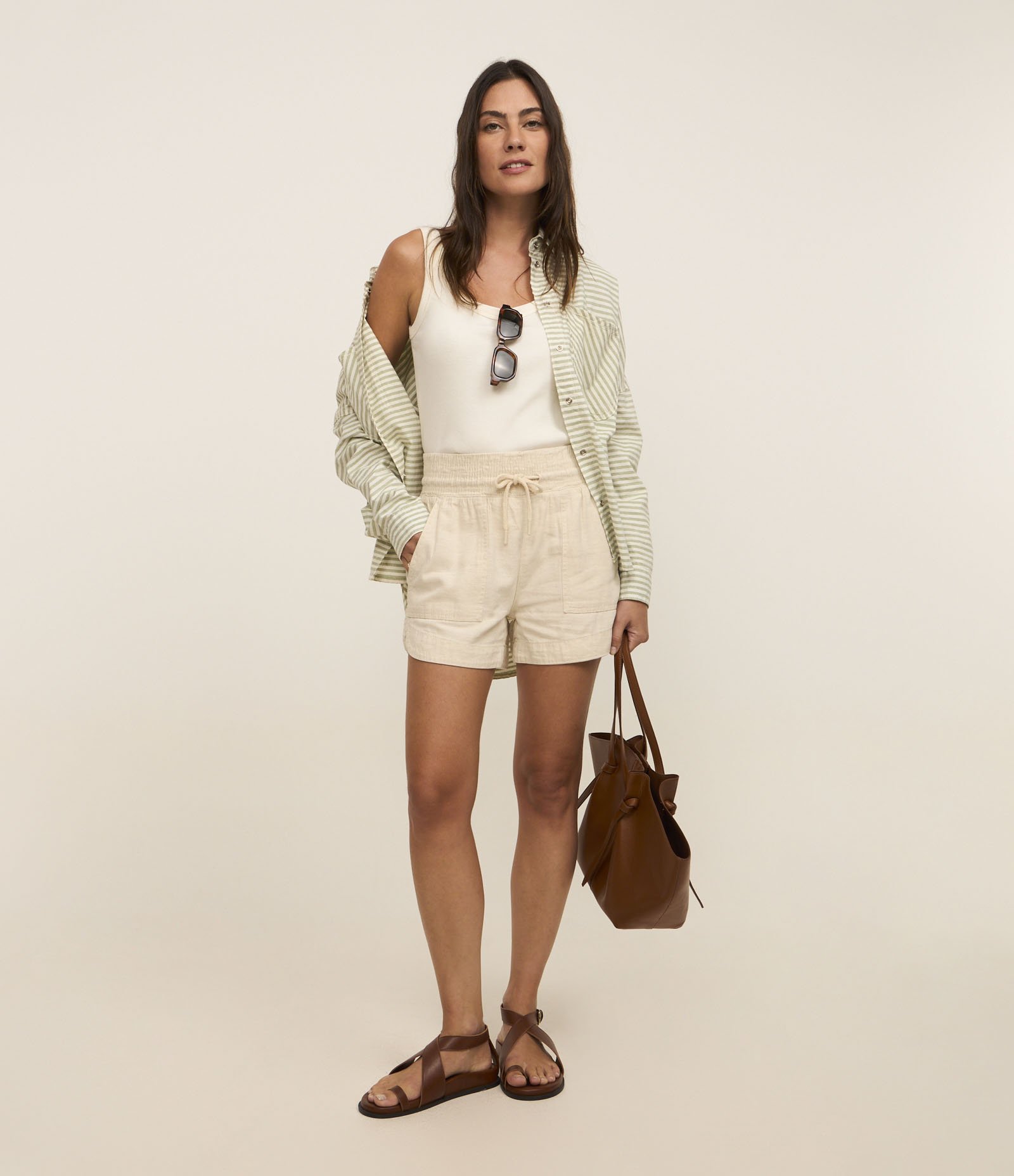 Short Runner em Algodão com Bolsos Aplicados Bege 1