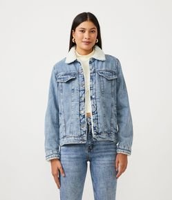 Jaqueta Jeans com Bolsos e Detalhe de Pelinhos na Gola