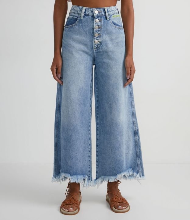 Calça Pantacourt Jeans com Vista de Botões e Barra Desfiada