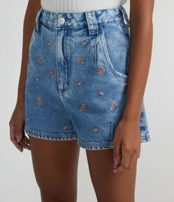 Short Baggy Jeans com Cintura Alta e Bordado de Florzinhas