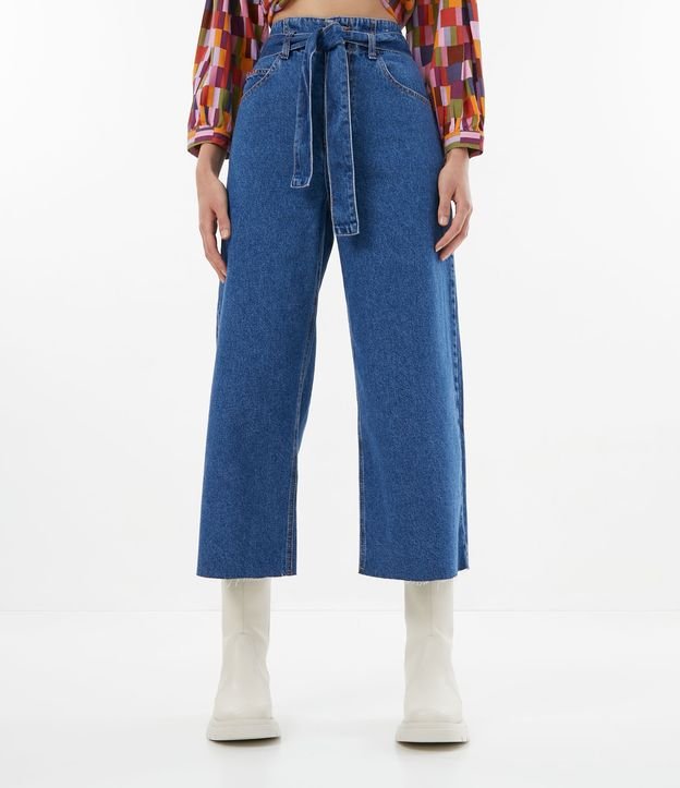 Calça Pantacourt Jeans com Cinto Faixa e Barra Corte a Fio