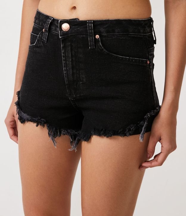 Short feminina 100% jeans curto preto barra desfiada pop moda