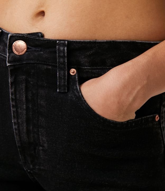 Short Hot Pants em Jeans com a Barra Desfiada Preto 4