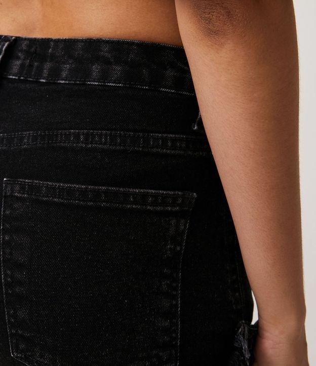 Short Hot Pants em Jeans com a Barra Desfiada Preto 5