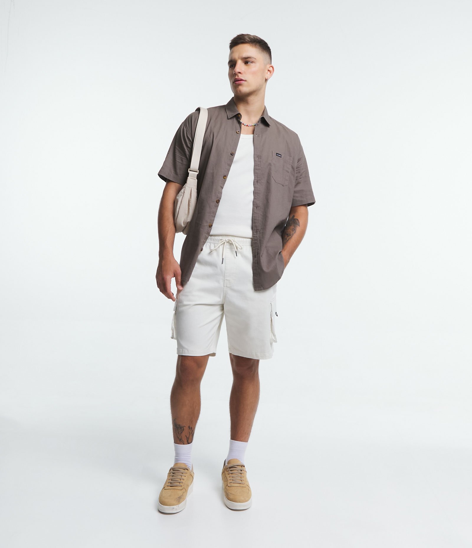 Bermuda em Algodão com Cós Elástico e Bolsos Cargo Bege 1