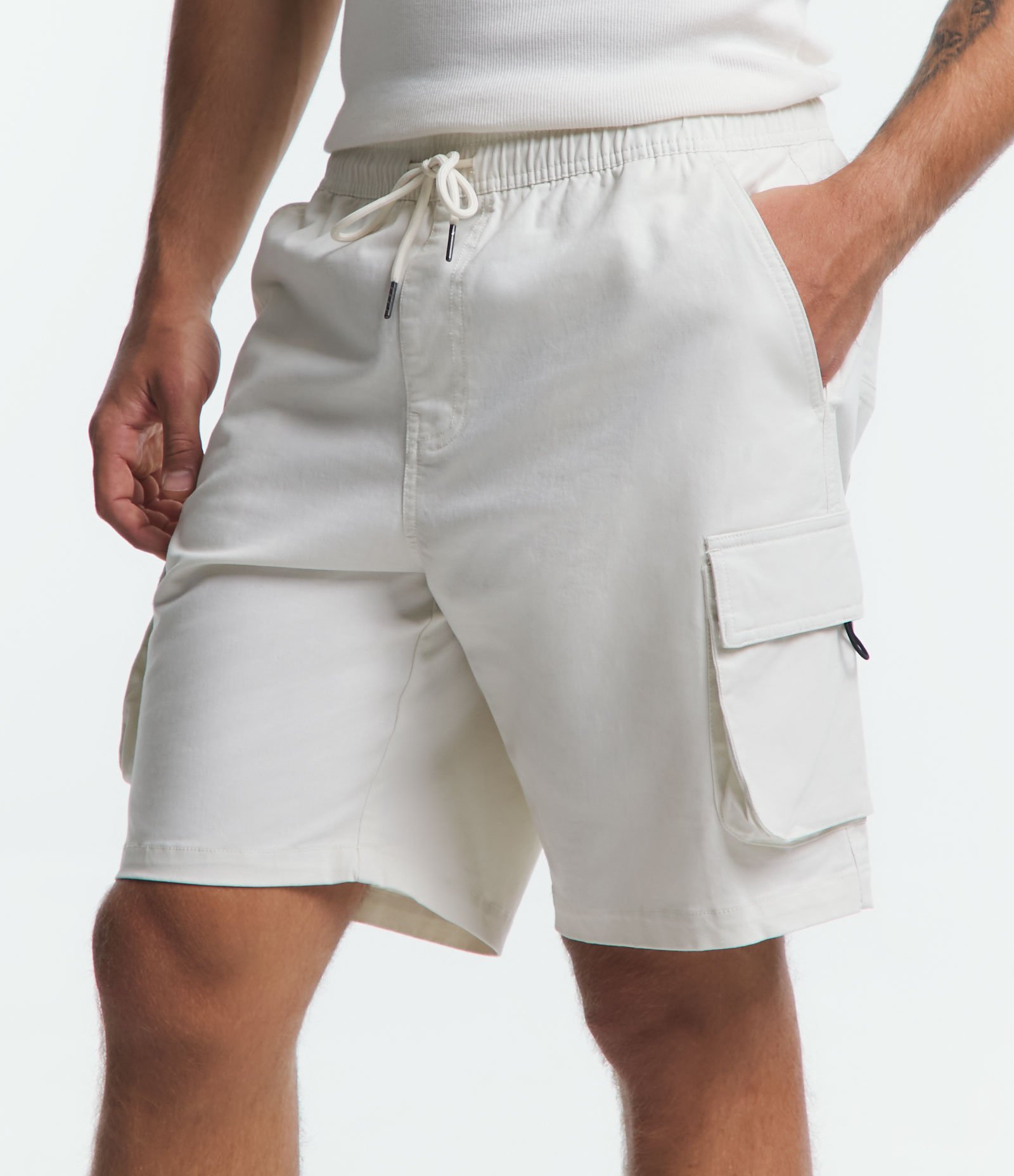 Bermuda em Algodão com Cós Elástico e Bolsos Cargo Bege 2