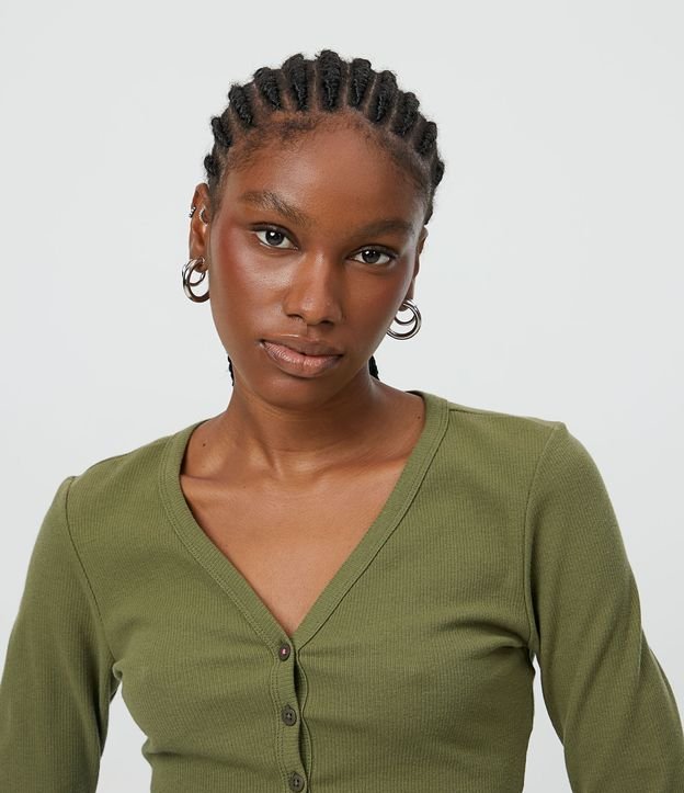 Blusa Cropped en Ribana Acanalada con Abotonado Verde 4