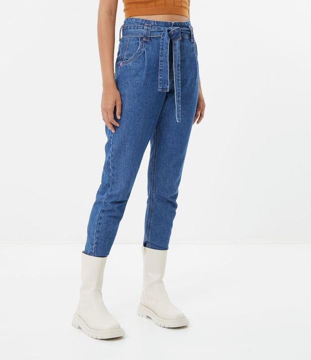 Calça Clochard Jeans com Cinto Faixa e Pregas