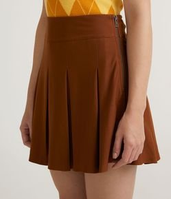 Saia Curta em Ponto Roma com Pregas e Zíper Lateral