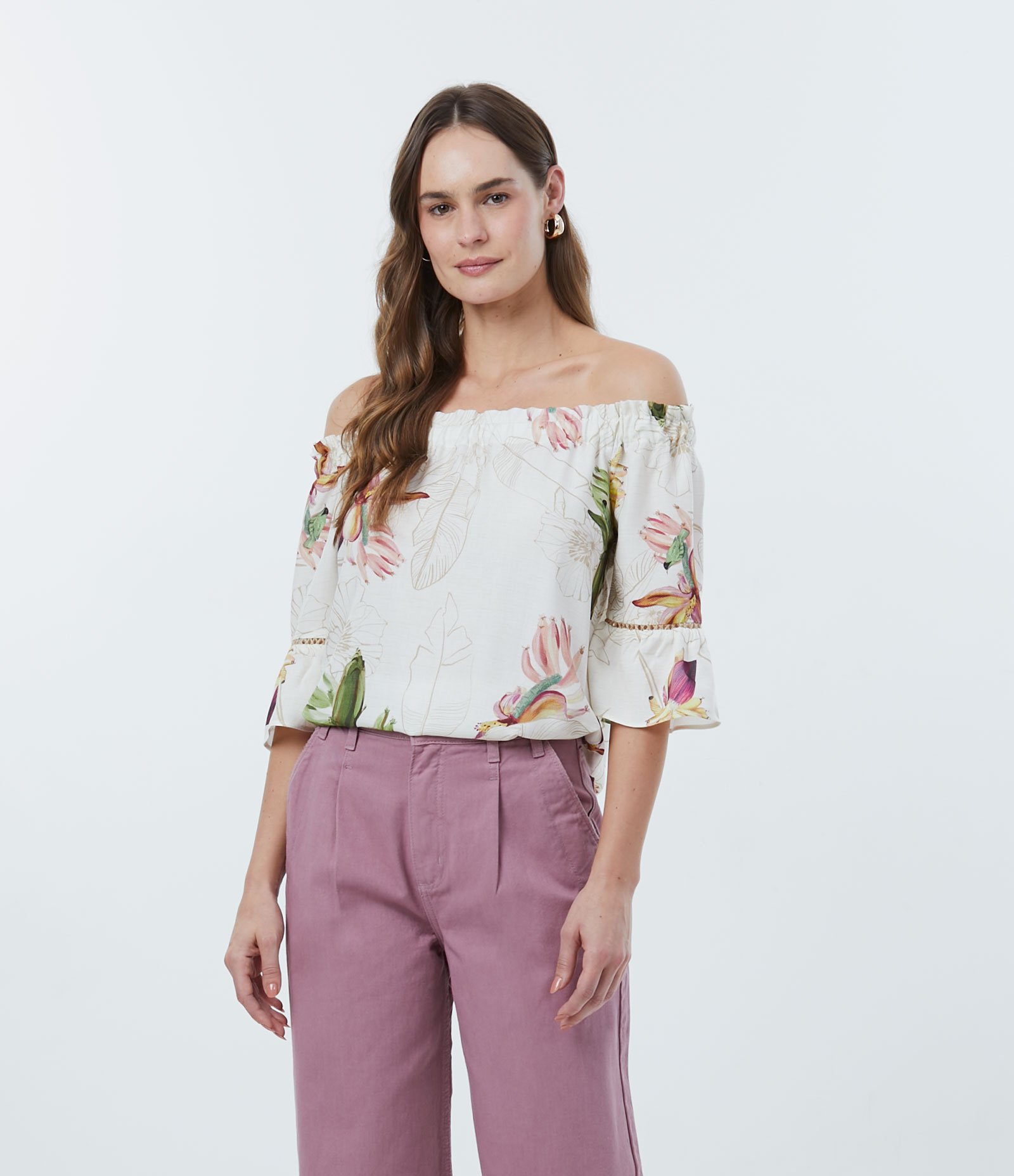 Blusa Bata em Viscose com Estampa Floral e Babado na Manga Bege 1