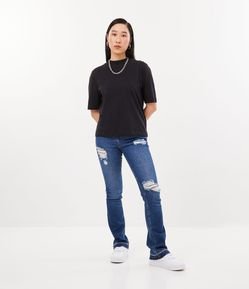 Calça Flare Slim Jeans com Puídos e Barra Desfeita