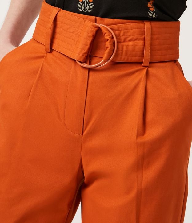 Pantalón Zanahoria en Sarga con Cinturón Pespuntado y Hebilla Naranja 4