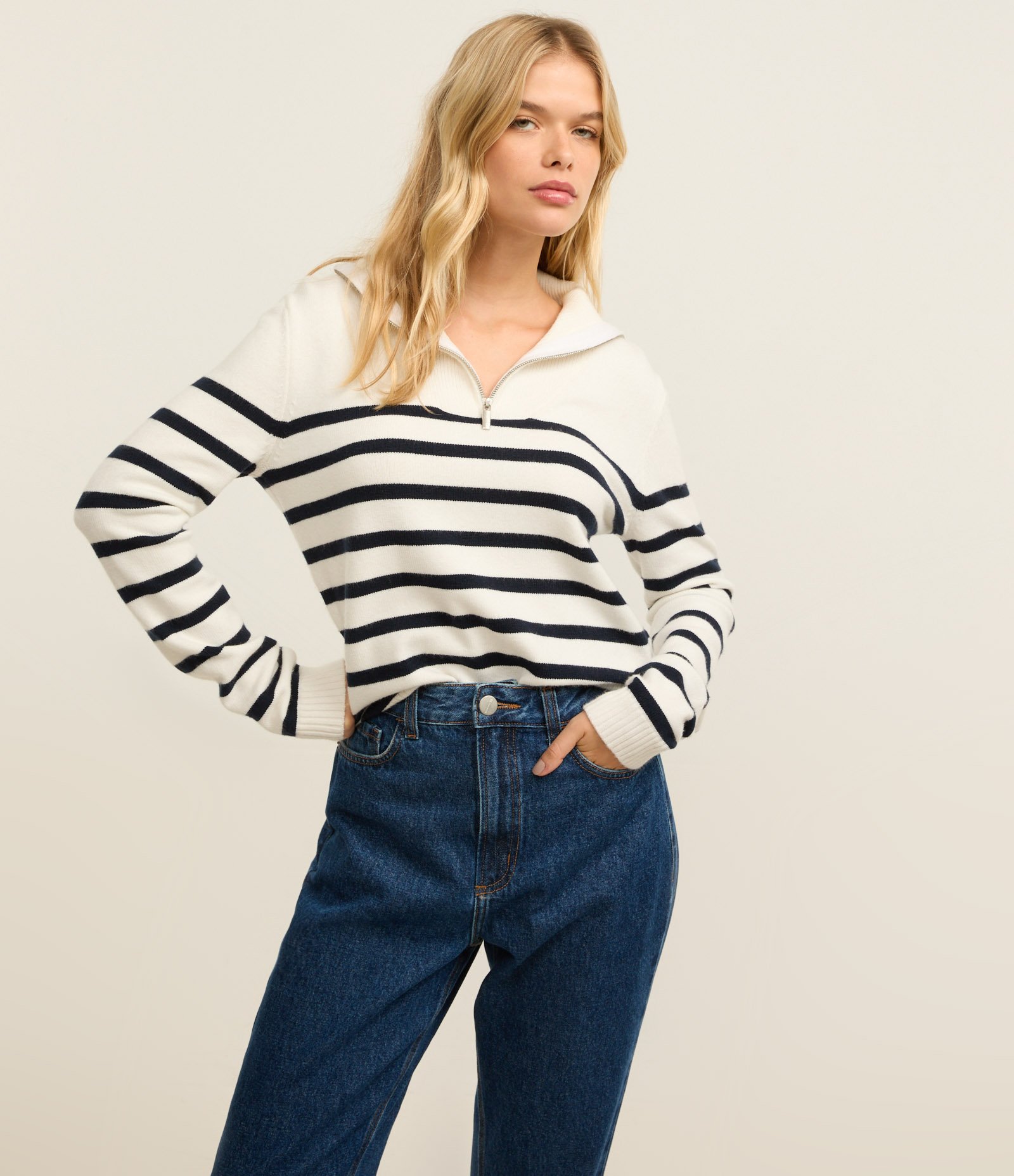 Calça Mom em Jeans com Cintura Alta e Costura Aparente Azul 2