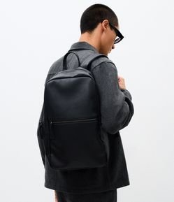 Mochila em Material Sintético com Bolso