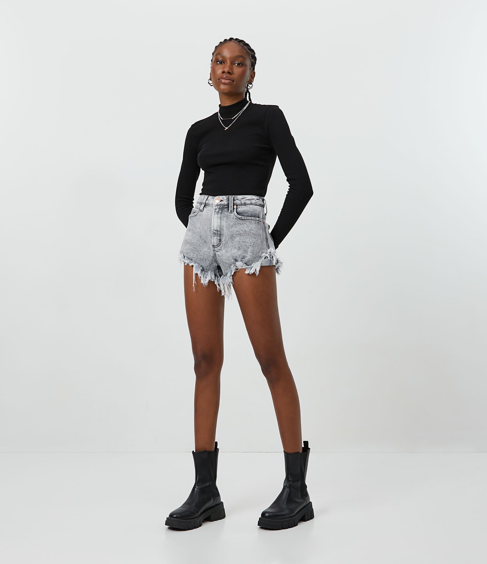 Short Hot Pants Jeans com Cintura Alta e Barra Desfiada Preto 1