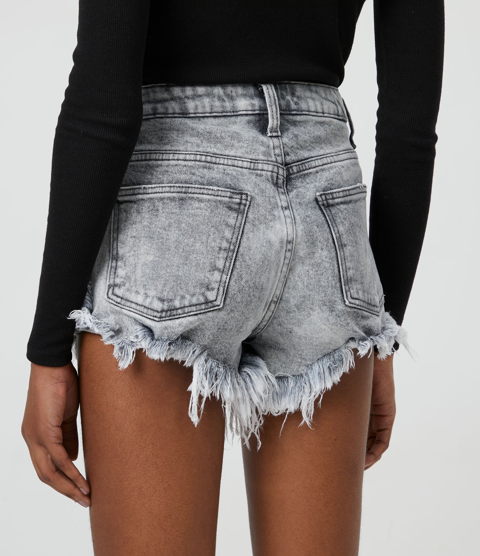 Short Hot Pants Jeans com Cintura Alta e Barra Desfiada Preto 3