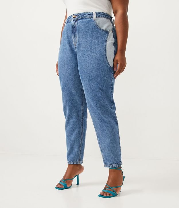 Calça Mom Jeans com Recortes Laterais e Botão Rose Curve & Plus Size