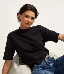 Camiseta em Algodão com Golinha Alta e Manga Curta