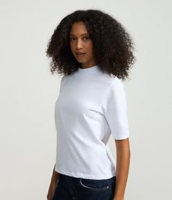Camiseta em Algodão com Golinha Alta e Manga Curta