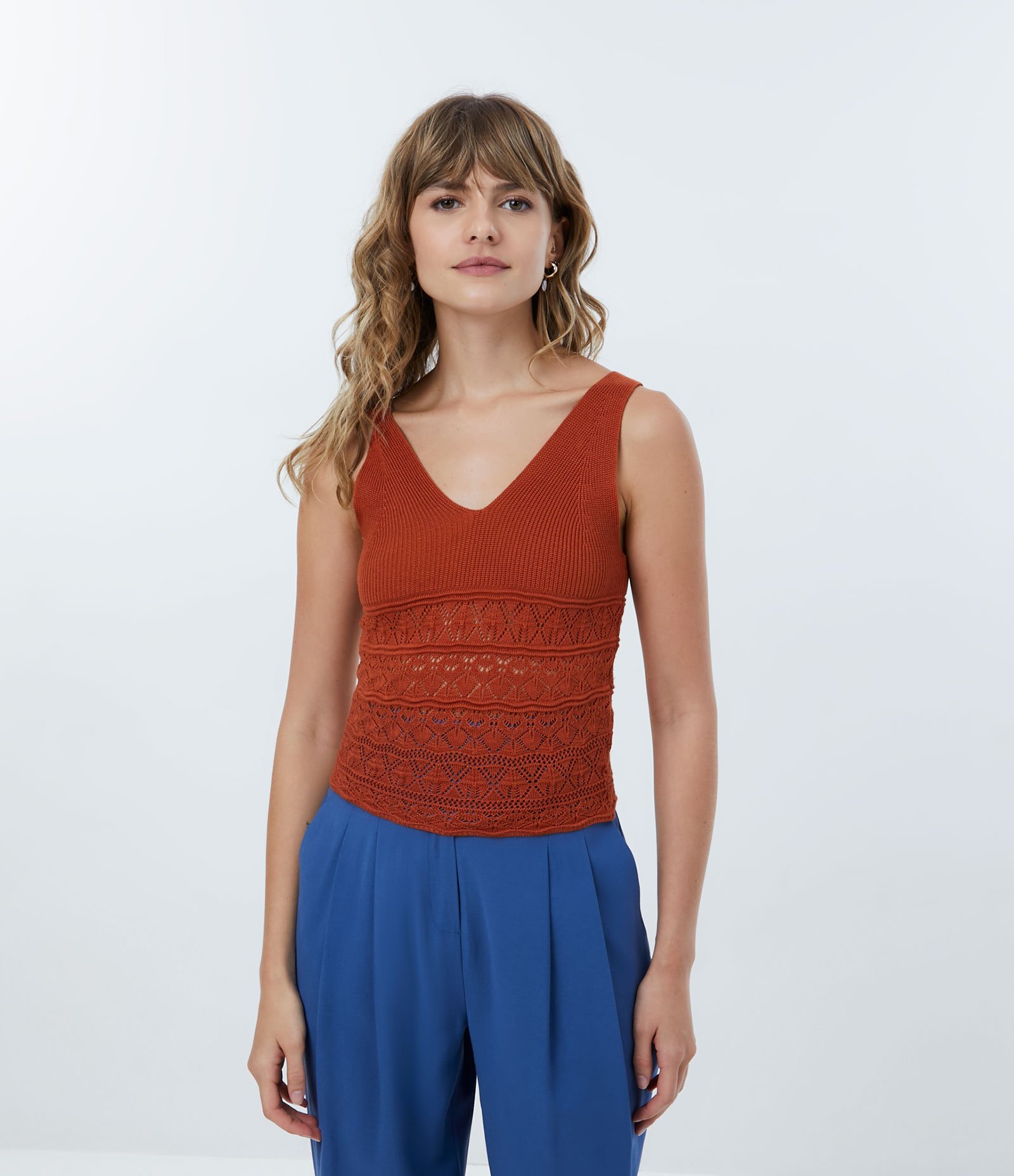 Blusa Regata em Tricô com Pontos Diferenciados Marrom 1