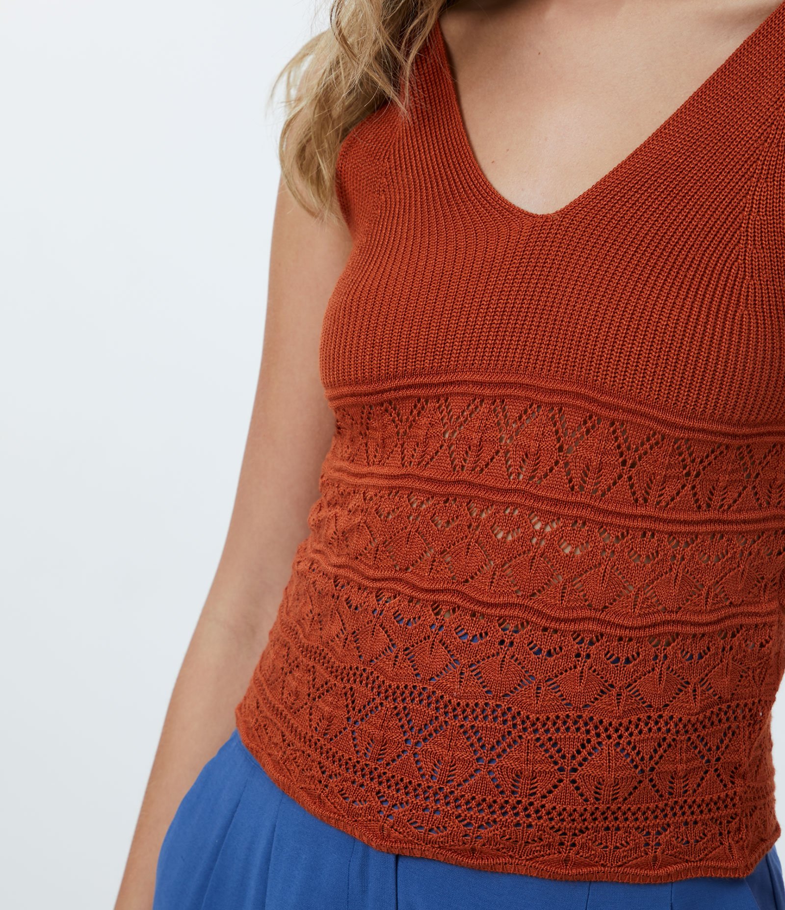 Blusa Regata em Tricô com Pontos Diferenciados Marrom 3