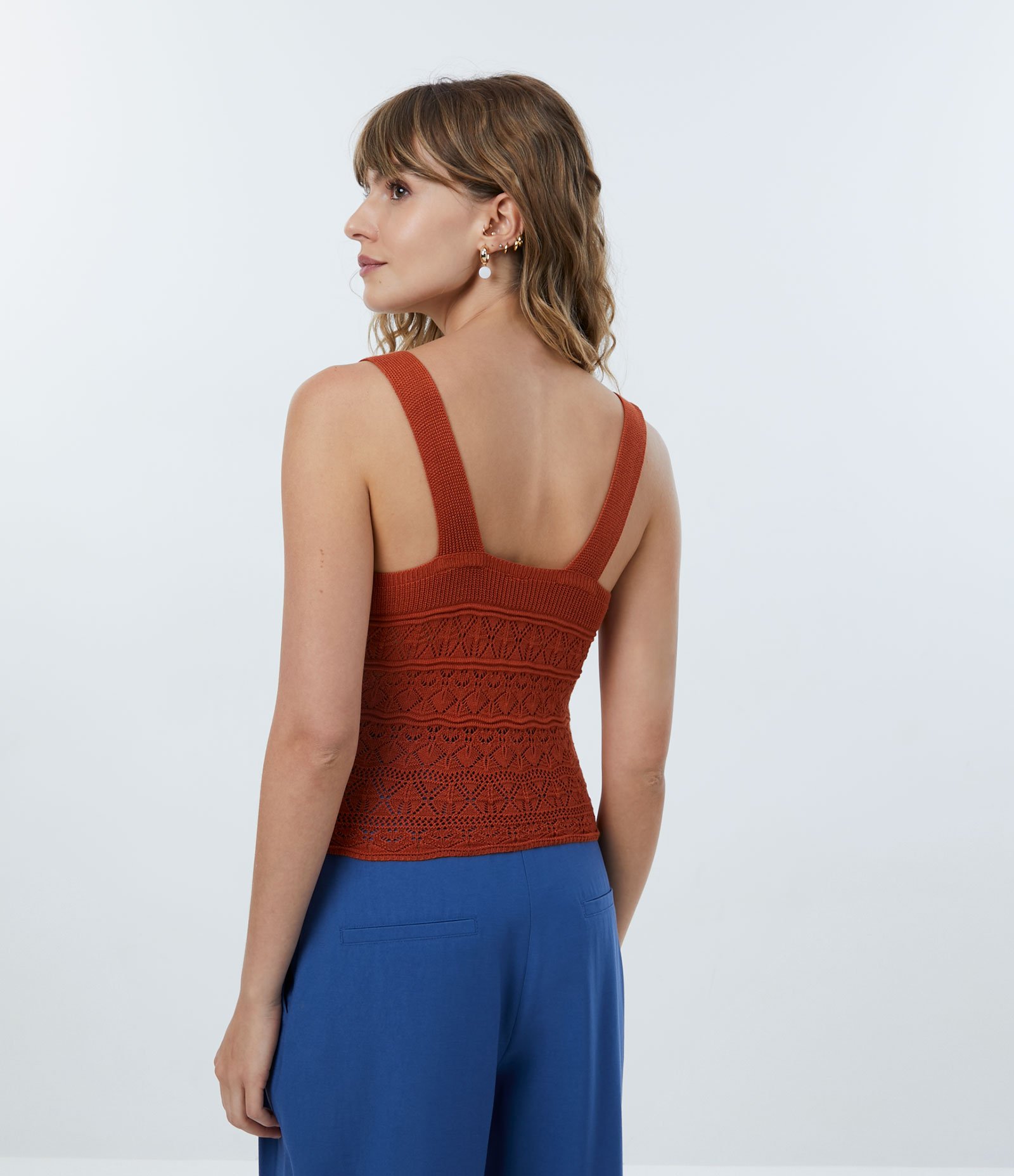 Blusa Regata em Tricô com Pontos Diferenciados Marrom 4