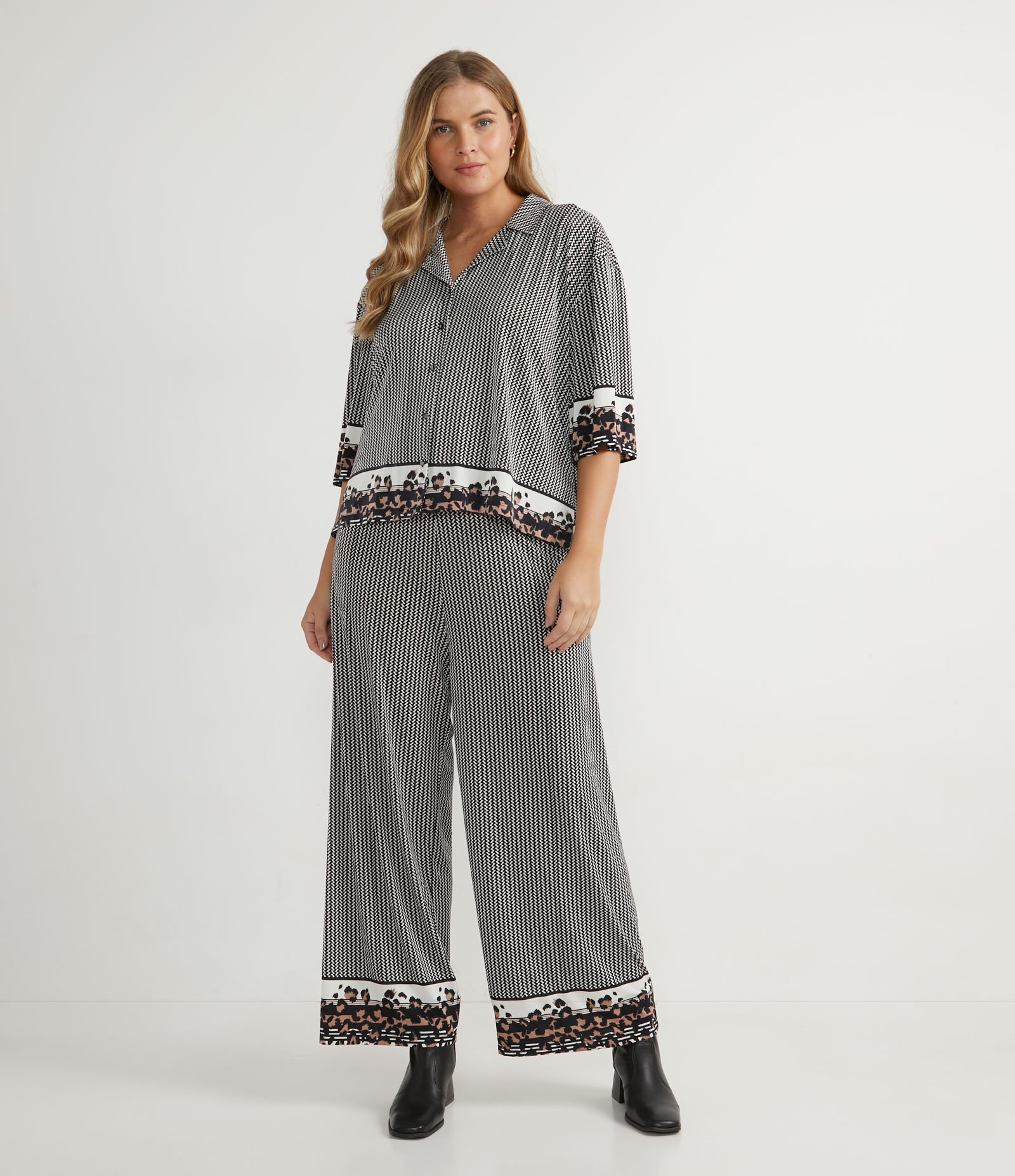 Calça Pantacourt Jersey com Mix de Estampas Preto 1