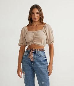 Blusa Cropped com Decote Coração e Puxadinho Frontal