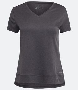 Camiseta Esportiva com Gola V e Barra Mullet