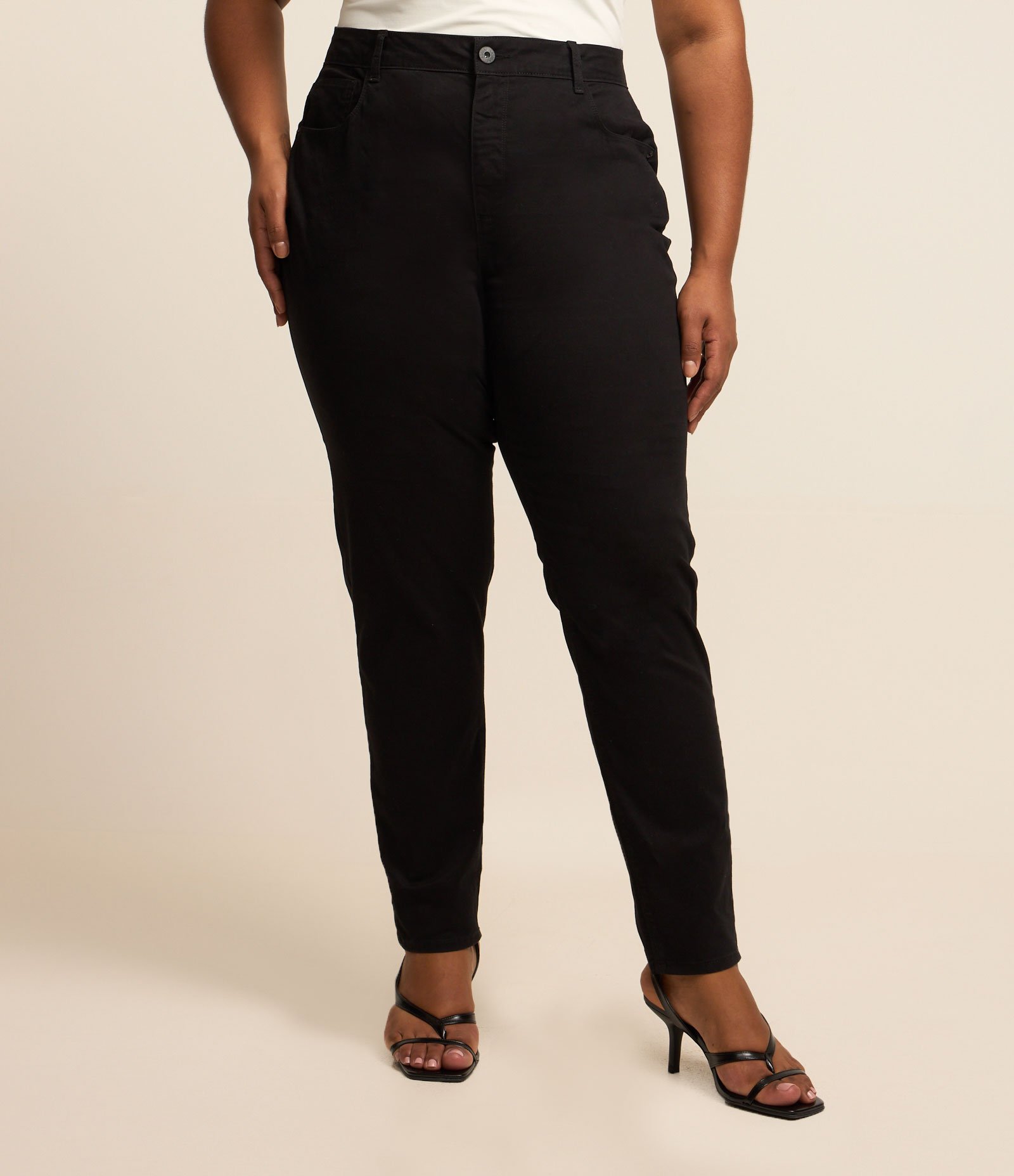 Calça Skinny Básica em Sarja Curve & Plus Size Preto 2