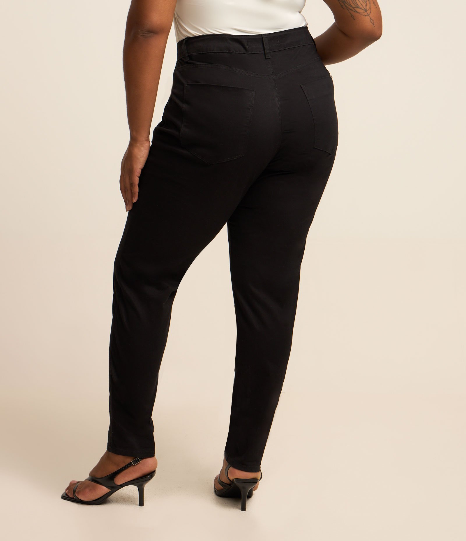 Calça Skinny Básica em Sarja Curve & Plus Size Preto 3